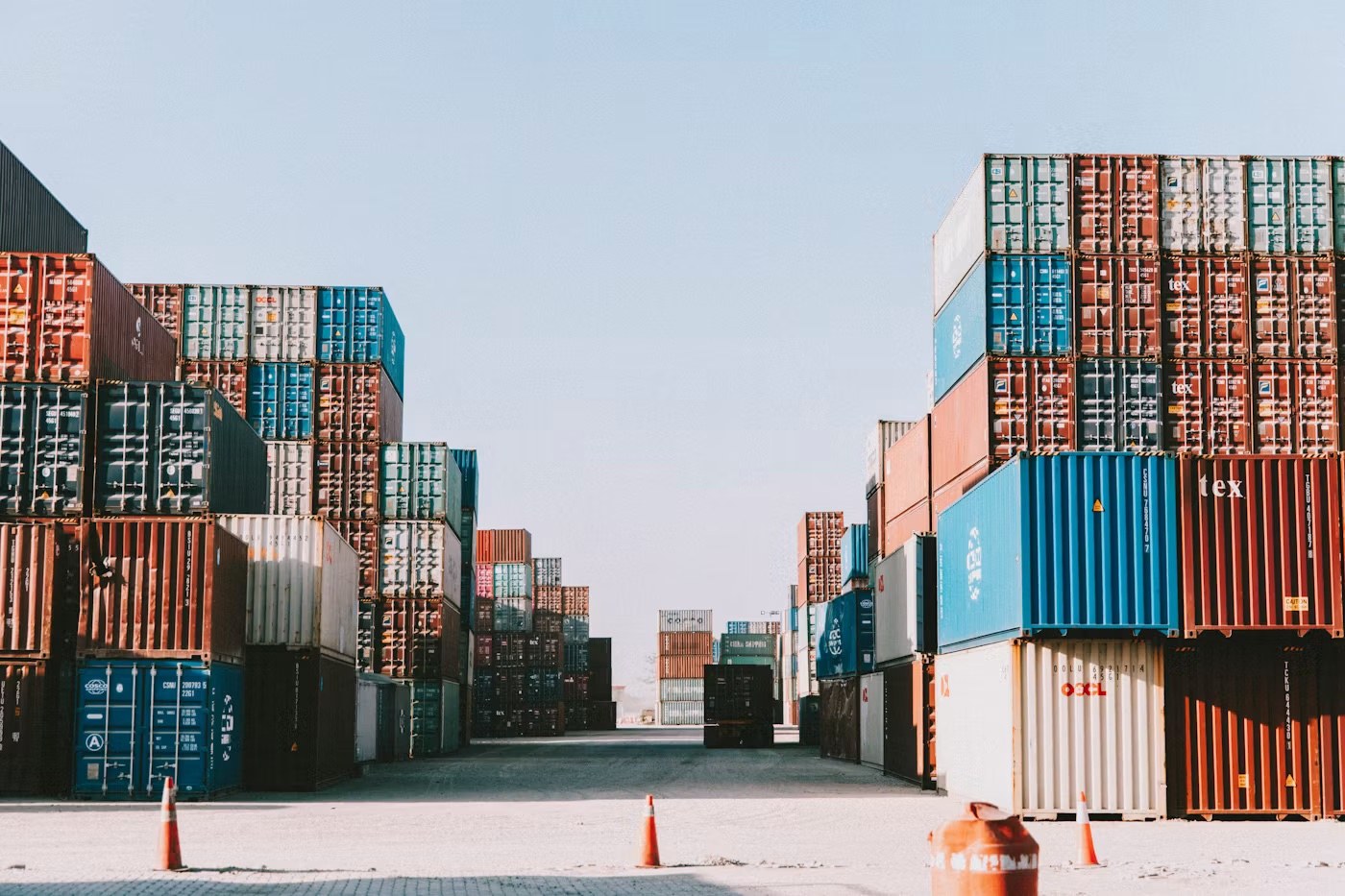 A container yard at port: logistics costs are a major challenge for Vietnamese goods bound for the Gulf. Illustrative photo: Unsplash.