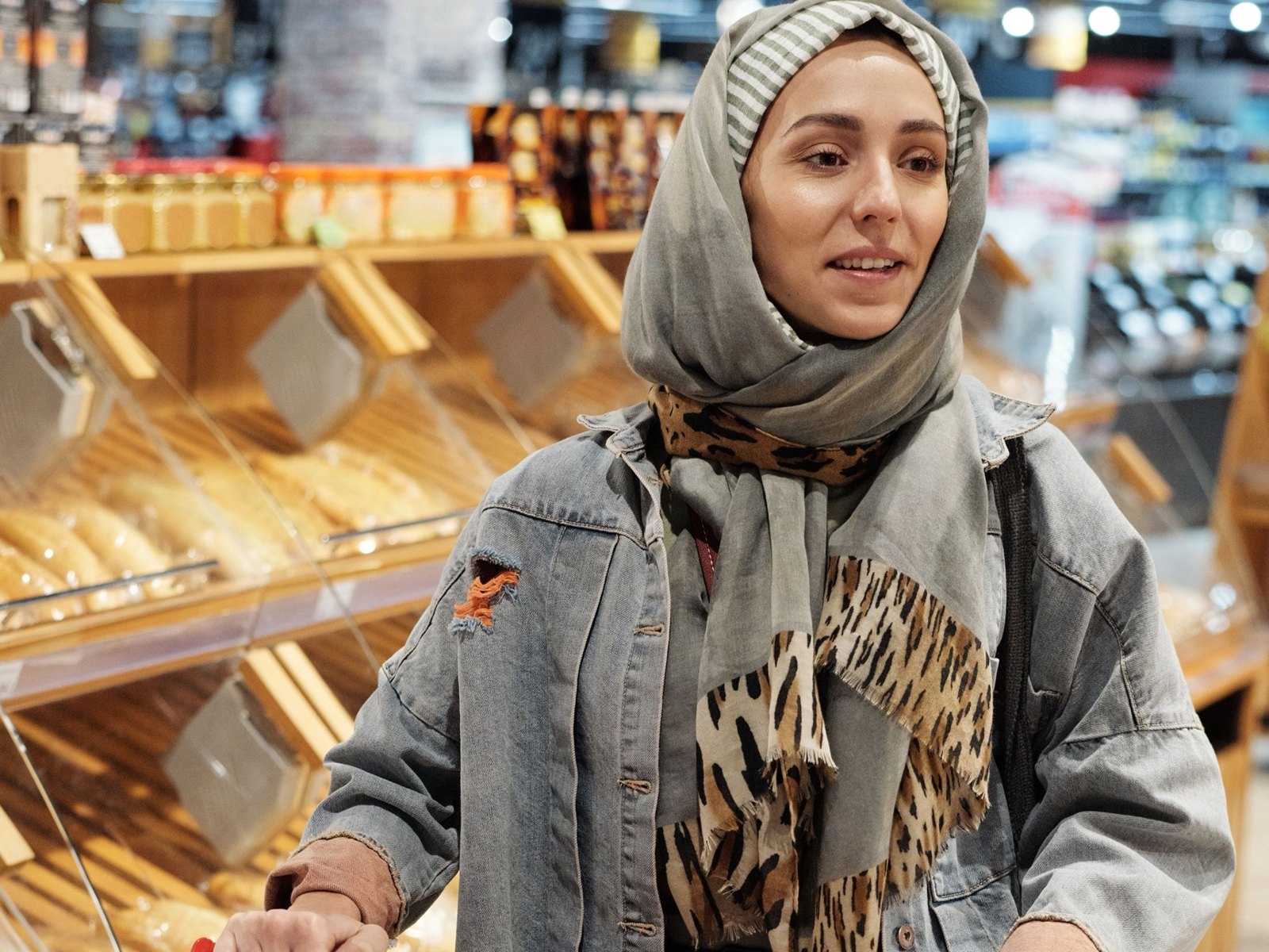 Muslim shoppers in a supermarket: the Halal mark on packaging is increasingly a buying criterion. Illustrative photo: Unsplash.