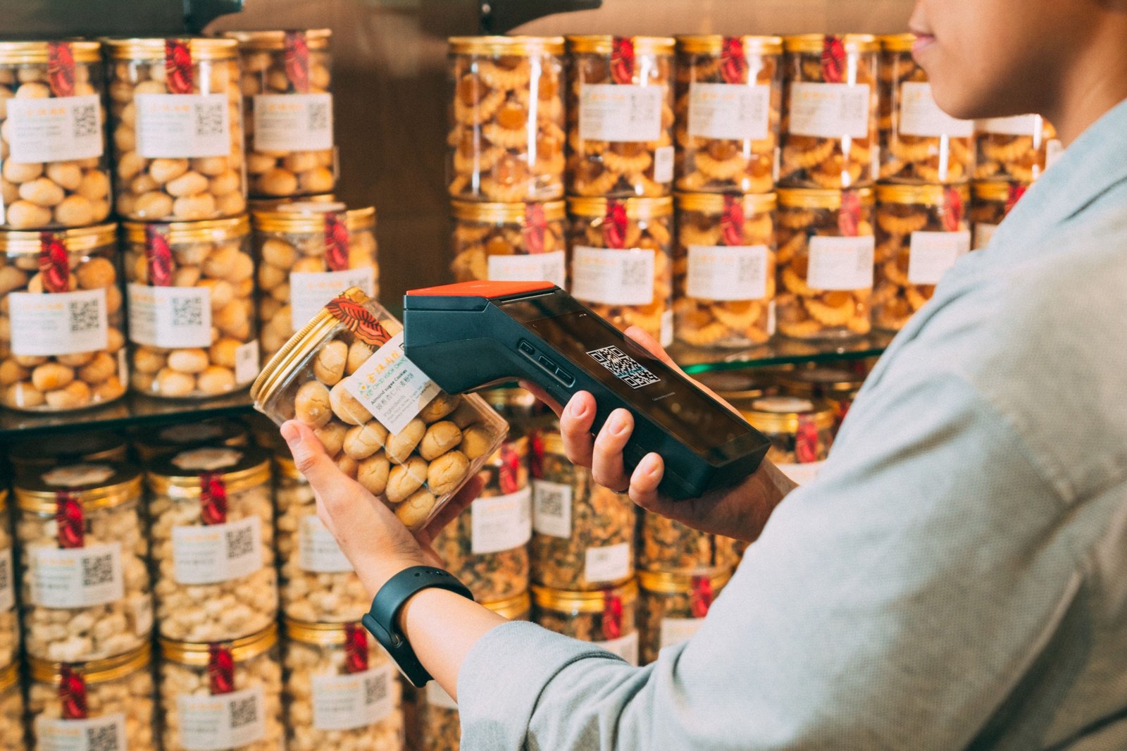 Scanning a QR code on a product: QR-based Halal verification is one area of cooperation between SFDA and BPJPH. Illustrative photo: Unsplash.