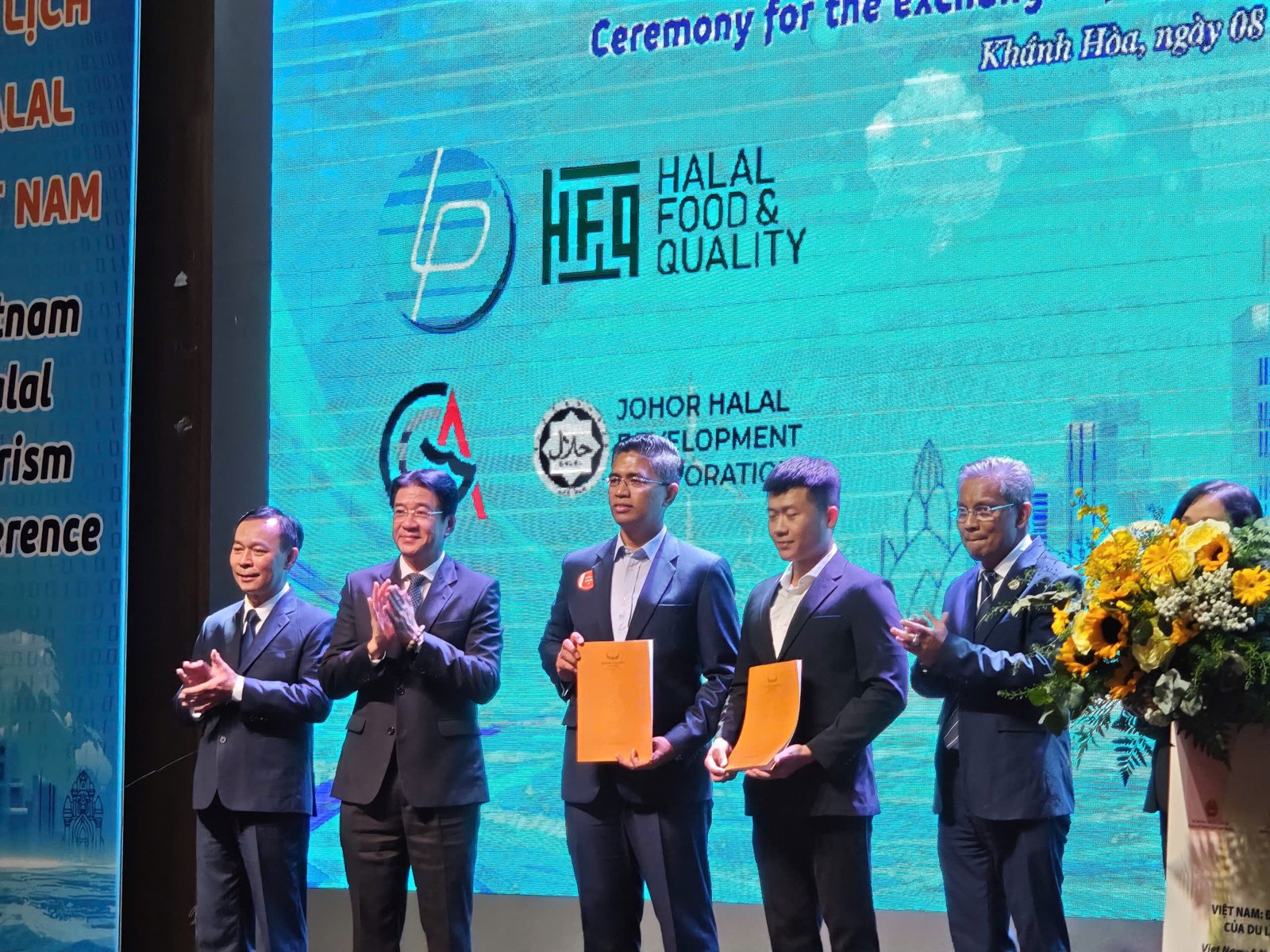 Exchange of cooperation documents at the conference “Vietnam: a new destination for Halal tourism”, Khanh Hoa, 8 July 2026. HalalHub Vietnam CEO Nguyen Quoc Truong Phuc attended the conference. Photo: HalalHub.vn archive.