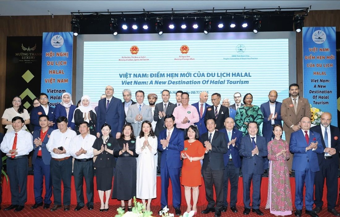 đại biểu trong nước và quốc tế chụp ảnh lưu niệm tại lễ khai mạc Hội nghị Du lịch Halal Việt Nam 2026. · Nguồn: Halal Hub Việt Nam