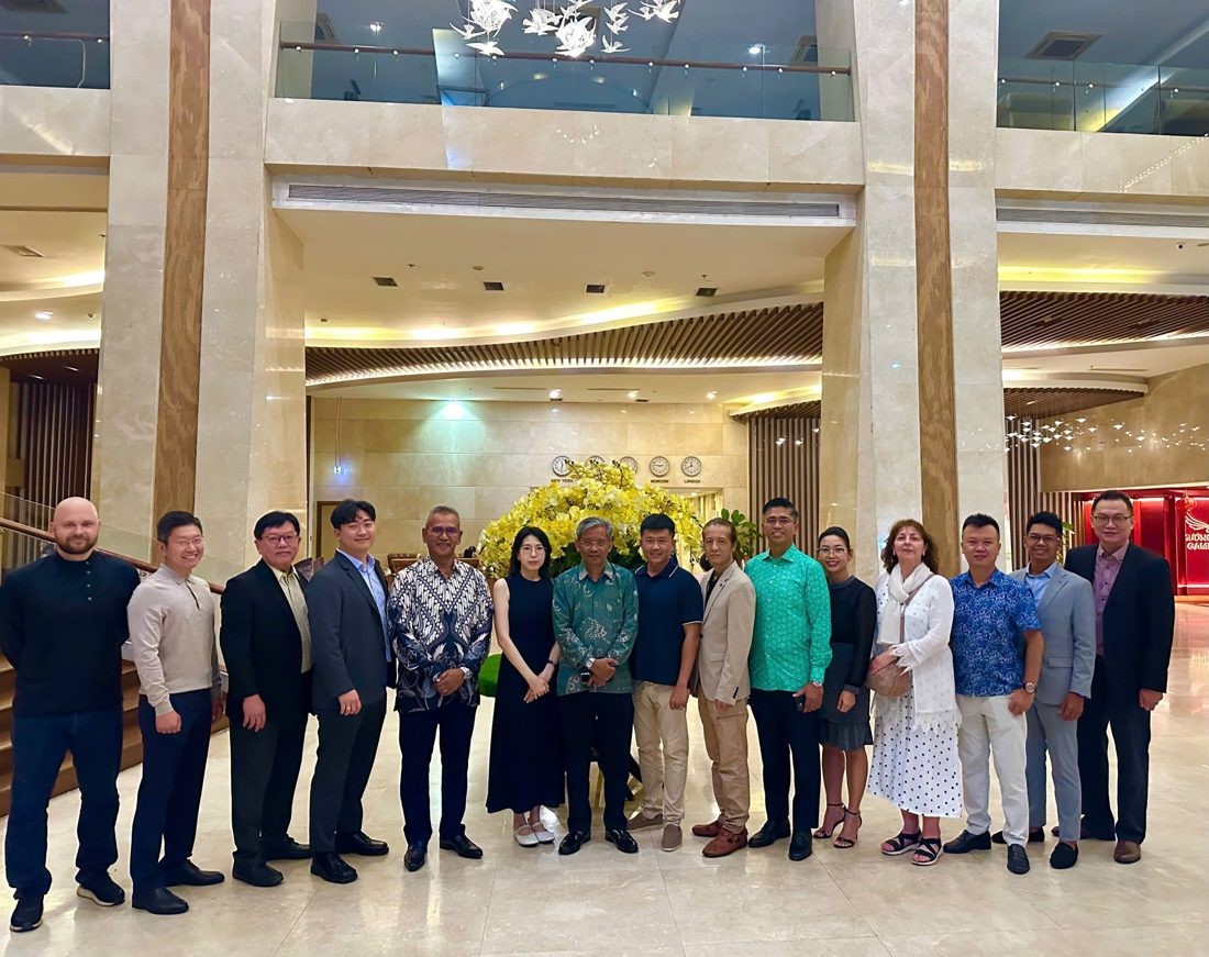 Đoàn đại biểu và đối tác quốc tế của Halal Hub Việt Nam chụp hình lưu niệm bên lề hội nghị. · Nguồn: Halal Hub Việt Nam