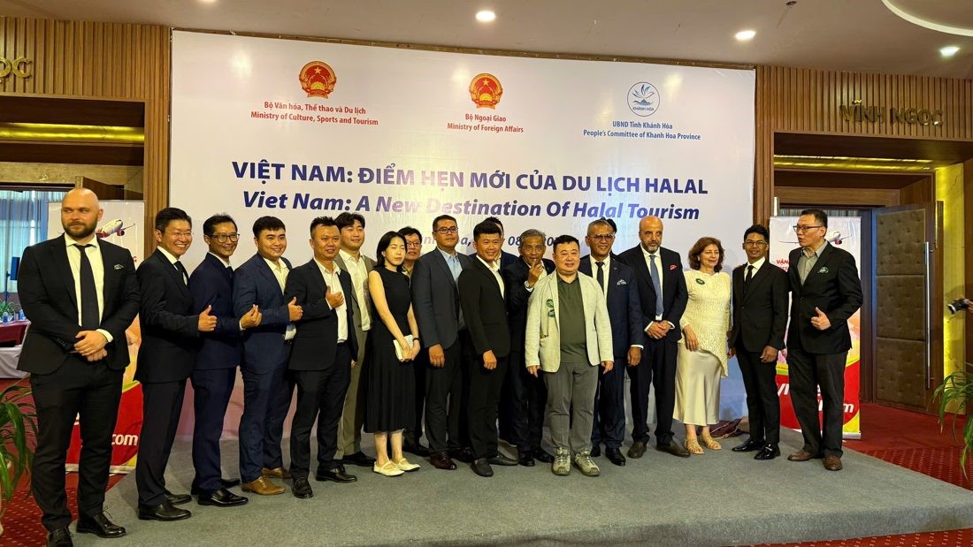 Đại biểu, đối tác trong nước và quốc tế cùng chụp ảnh lưu niệm bên lề hội nghị. · Nguồn: Halal Hub Việt Nam